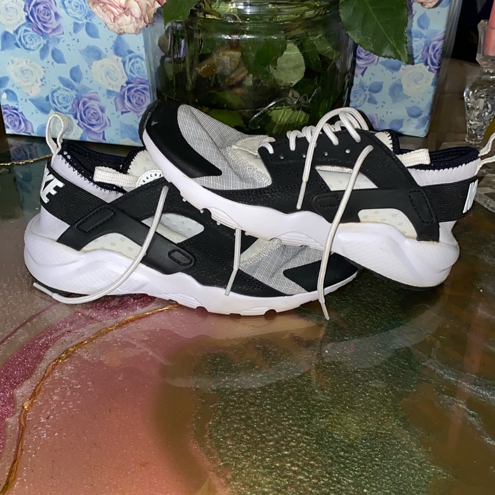 Ultra Nike huaraches sneakers black and white youth 7Y women’s 8